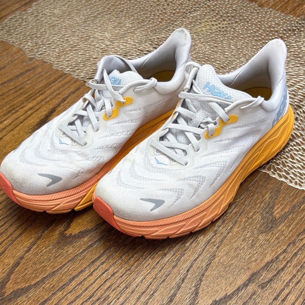 HOKA Arahi 6
